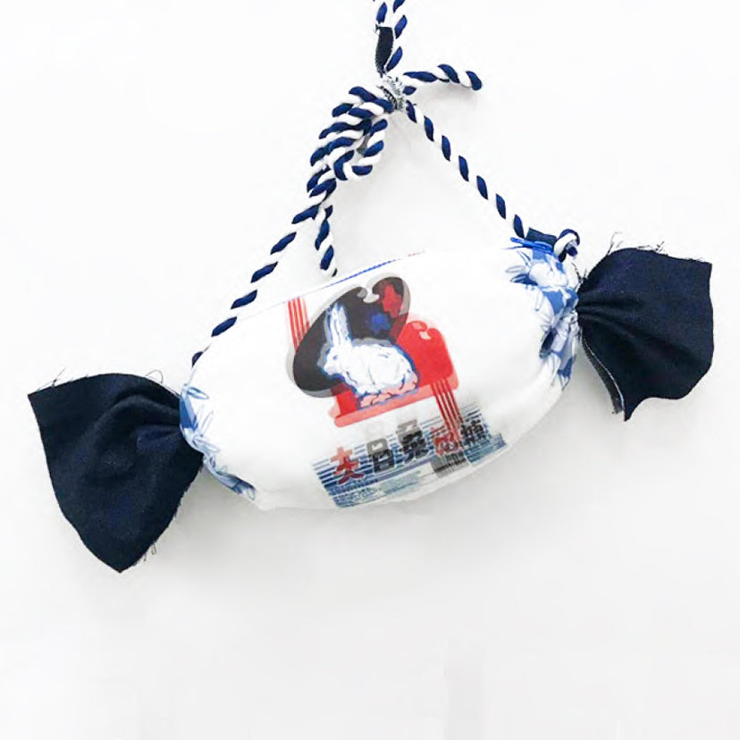TOU3 - WHITE RABBIT CANDY SHOULDER BAG
